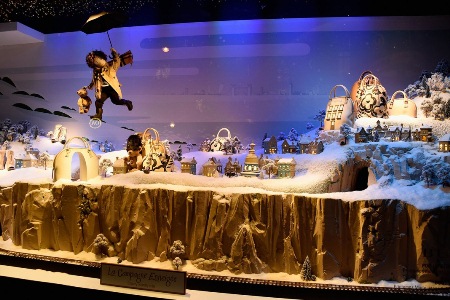 Christmas-Store-Window-Display-08